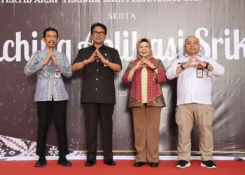 Kepada Dinas Perpustakaan dan Kearsipan Provinsi Banten, Usman Asshiddiqi Qohara, Deputi Bidang Informasi dan Pengembangan Sistem Kearsipan Arsip Nasional Republik Indonesia (ANRI) Andi Kasman, Plh Sekda Banten Virgojanti (urutan dari kiri), saat melakukan launching aplikasi SRIKANDI, Rabu (13/6/2024). (LUTHFI/SATELITNEWS.COM)