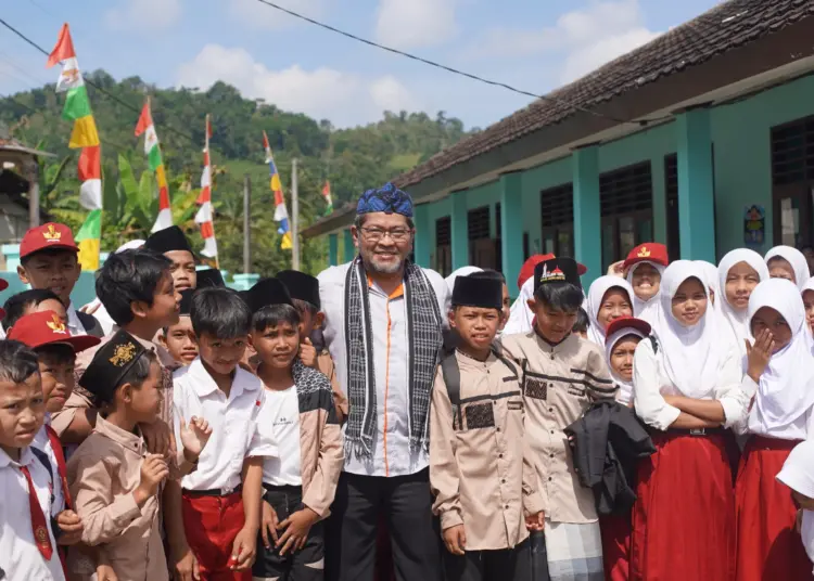 Direktur Utama Astra Tol Tamer Rinaldi saat berfoto bersama para siswa SDN 1 Datarcae seusai menyalurkan bantuan CSR-nya. (ISTIMEWA)