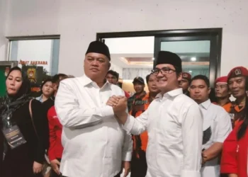 Pasangan bakal calon bupati/wakil bupati Tangerang, Zulkarnain dan Leru Yudistira saat mendaftarkan ke KPU Kabupaten Tangerang. (DOK/SATELITNEWS)