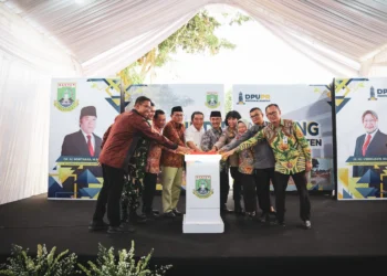 GROUNDBREAKING: Penjabat Gubernur Banten, Al Muktabar bersama jajaran saat melakukan ground breaking pembangunan gedung Bank Banten di Kota Serang, Jumat (14/6/2024). (ISTIMEWA)