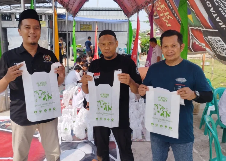 PLASTIK RAMAH LINGKUNGAN: Ketua DKM An Nuur Taji Marwanta (tengah) didampingi Wakil Ketua DKM Raharjo, bersama Bendahara PWI Kabupaten Tangerang Fajar Aditya Kusuma (kiri) menunjukkan plastik ramah lingkungan Enviplast, di lokasi pemotongan hewan kurban, Senin (17/6/2024). (ISTIMEWA)