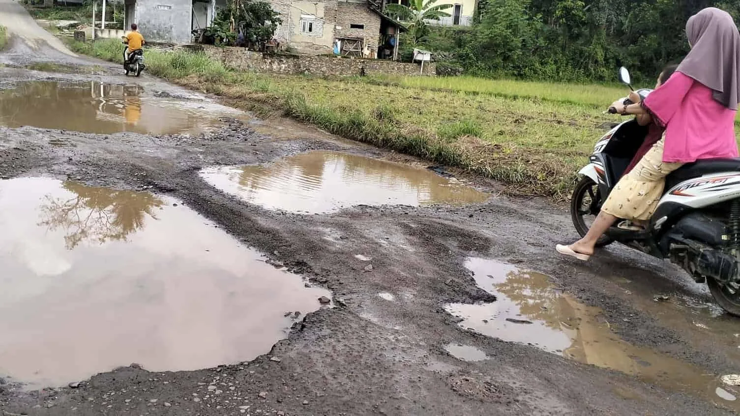 Ruas jalan Paniis, Kecamatan Koroncong, Kabupaten Pandeglang, rusak berat. Selama bertahun - tahun belum diperbaiki, sampai sekarang. (ADIB FAHRIE/SATELITNEWS.COM)