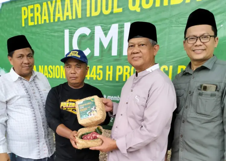 Sekjen ICMI Orwil Banten (paling kanan) Rohman, Ketua ICMI Orwil Banten Eden Gunawan (sebelahnya), menyerahkan penyaluran hewan kurban. (ISTIMEWA)