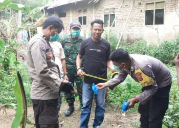 Jajaran anggota kepolisian, melakukan olah TKP temu mayat, Selasa (18/6/2024). (ISTIMEWA)