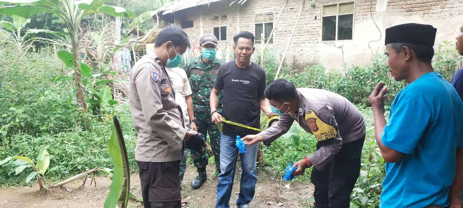 Jajaran anggota kepolisian, melakukan olah TKP temu mayat, Selasa (18/6/2024). (ISTIMEWA)