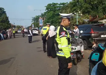 Petugas gabungan Samsat Pandeglang dan Satlantas Polres Pandeglang, memeriksa kelengkapan surat kendaraan para pengendara, Rabu (19/6/2024). (ADIB FAHRIE/SATELITNEWS.COM)