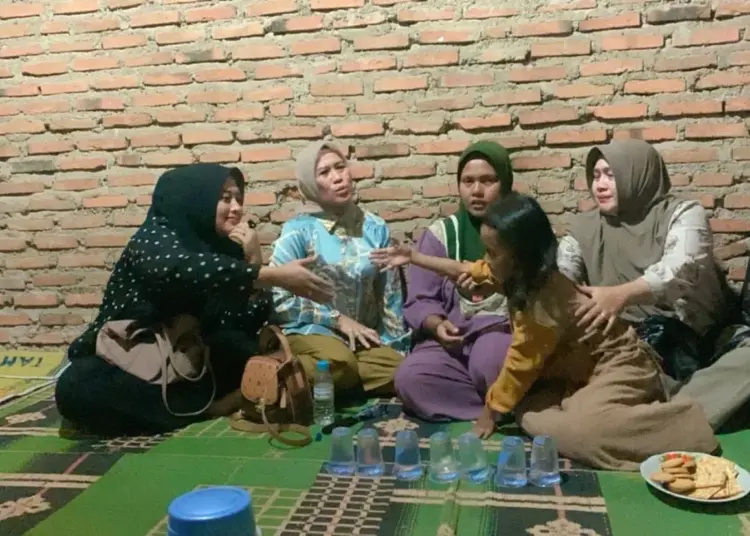 Satuan Tugas Perlindungan Perempuan dan Anak (Satgas PPA) Kabupaten Serang, memberikan pendampingan terhadap Herawati yang merupakan ibu dari Nur Laila (3) korban pembunuhan yang dilakukan ayahnya Agus, di Kampung Cibarugbug, Desa Citaman, Kecamatan Ciomas. Karena saat ini, ibu korban tersebut mengalami trauma. (SIDIK/SATELITNEWS.COM)