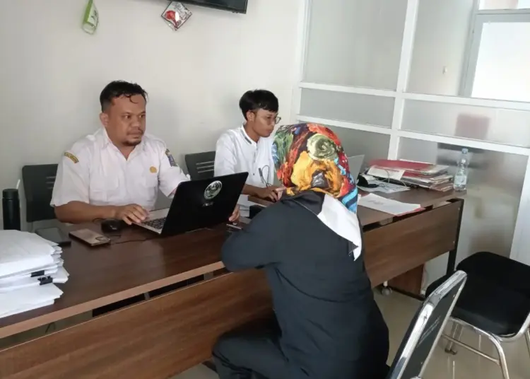 Pegawai Disdikbud Kabupaten Serang, memantau pendaftaran PPDB SMP secara online, di kantornya. (ISTIMEWA)