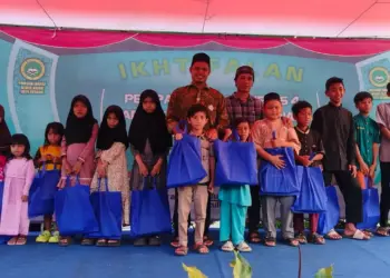 Pengurus Madrasah Nurul Najmi, berikan santunan kepada anak yatim piatu disela sela kegiatan ikhtifalan santri. (SIDIK/SATELITNEWS.COM)