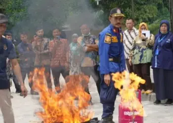 Petugas BPBDPK Kabupaten Pandeglang, melakukan simulasi penanganan kebakaran. Sejak dua tahun terakhir, Pemkab tidak mengalokasikan anggaran khusus penanganan bencana alam. (ISTIMEWA)