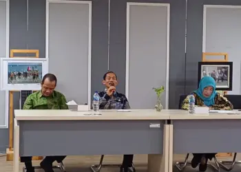 Plt Kepala Diskominfo SP Provinsi Banten Nana Suryana (tengah), saat memberikan materi pada kegiatan sosialisasi dan Bimtek terkait fenomena Judi Online (Judol), Kamis (27/6/2024). (LUTHFI/SATELITNEWS.COM)