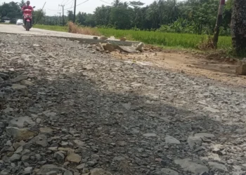 Ruas jalan Tamanjaya - Ujungjaya, masih rusak. Keterbatasan anggaran, menjadi hambatan belum meratanya pembangunan. (ISTIMEWA)