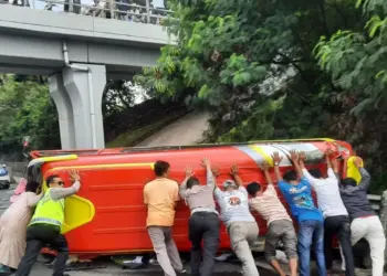 Situasi di Jalan Tol Tangerang - Merak KM 41, Kecamatan Balaraja. Petugas kepolisian bersama petugas tol sedang melakukan evakuasi terhadap minibus isuzu elf Nopol B 7015 BDB yang memgalami kecelakaan lalulintas, Kamis (27/6). (ISTIMEWA)