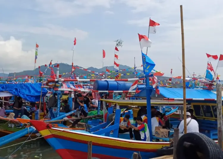 Puluhan kapal nelayan di Kampung Kepuh, Kecamatan Bojonegara sedang melakukan persiapan mengikuti parade dalam rangka memperingati Hari Nelayan Internasional, Sabtu (29/6/2024). (LUTHFI/SATELITNEWS.COM)