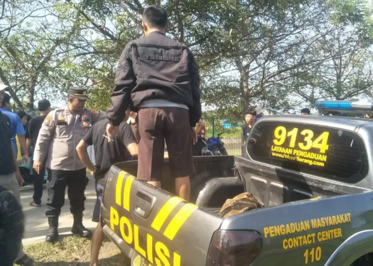 Polisi evakuasi korban tenggelam di Sungai. (ISTIMEWA)