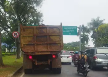 Truk pengangkut tanah melintas di Jalan Raya Serpong pada siang hari. Truk pengangkut bahan tambang hanya diperbolehkan melintas pada malam hari. (EKO SETIAWAN/SATELIT NEWS)