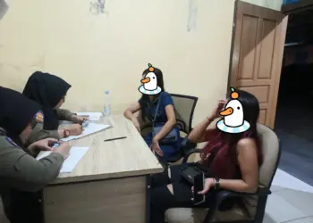 Sejumlah perempuan malam, terjaring  di warung remang - remang. Mereka didata oleh Petugas Satpol PP Kabupaten Serang. (ISTIMEWA)