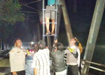 Jajaran Polisi Polres Serang, memasang lampu penerangan jalan di sekitar jembatan Sungai Cidurian, yang merupakan satu-satunya jalan utama yang dilintasi masyarakat Desa Renged, Kecamatan Binuang, Kabupaten Serang. (ISTIMEWA)