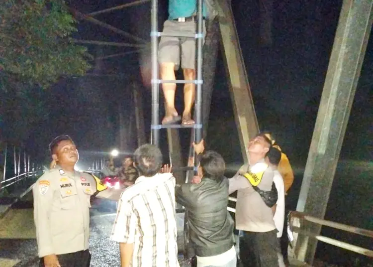 Jajaran Polisi Polres Serang, memasang lampu penerangan jalan di sekitar jembatan Sungai Cidurian, yang merupakan satu-satunya jalan utama yang dilintasi masyarakat Desa Renged, Kecamatan Binuang, Kabupaten Serang. (ISTIMEWA)