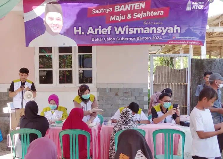 Suasana pengobatan gratis, yang digelar tim pemenangan Balon Gubernur Banten, Arief Wismansyah, di Kabupaten Lebak, Kamis (27/6/2024). (MARDIANA/SATELITNEWS.COM)