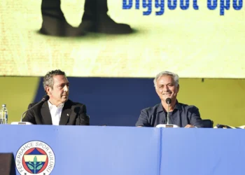 Dikontrak Dua Musim, Jose Mourinho Disambut Meriah di Fenerbahce