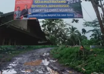 Ramai di Medsos Spanduk Selamat Datang di Wisata Jalan Rusak Lebak