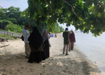 Tim gabungan Laz Harfa dengan F-PTK Banten, survey lokasi Gerbang Terang, di Pulau Tunda, Desa Wargasana, Kecamatan Tirtayasa, Kabupaten Serang, Sabtu (15/6/2024). (ISTIMEWA)