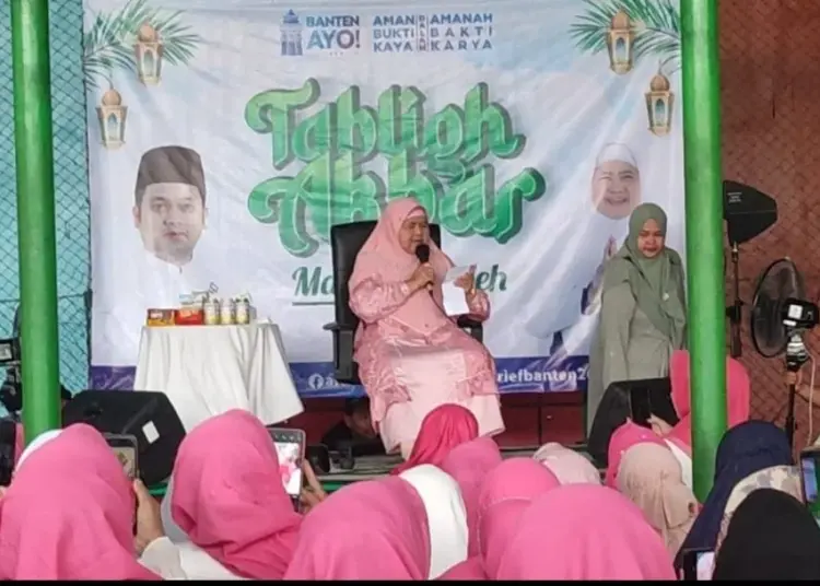 Mamah Dedeh, berceramah di hadapan ribuan ibu - ibu, di Lebak, Minggu (30/6/2024). (MARDIANA/SATELITNEWS.COM)