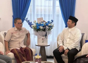 BERBINCANG: Arief  Wismansyah berbincang dengan anggota DPR RI dari Fraksi PAN Yandri Susanto. ISTIMEWA