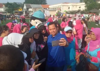 Hadiri Senam, Arief Jadi Sasaran Swafoto Masyarakat di Periuk