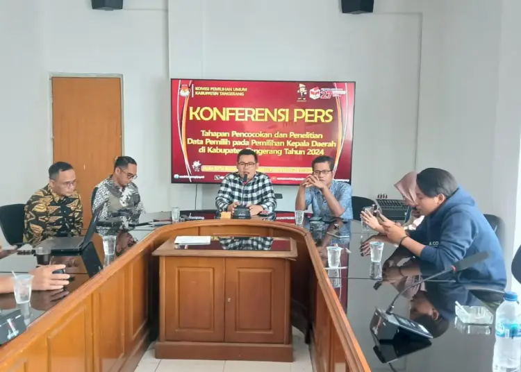 PEMAPARAN: Ketua Divisi Rencana Data dan Informasi KPU Kabupaten Tangerang, Endi Biaro saat sedang memaparkan proses Coklit di Sekretariat KPU Kabupaten Tangerang. (ISTIMEWA)