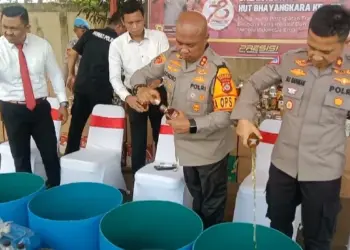 Kapolres Serang dan Jajarannya, melakukan pemusnahan ribuan botol miras, Senin (1/7/2024). (ISTIMEWA)