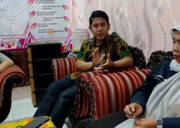 Ketua Komnas PA Kabupaten Serang, Kuratu Akyun (kanan), dan Ketua Dewan Pakar Komnas PA Kabupaten Serang, Muhammad Uut Lutfi (kiri), saat diwawancarai wartawan terkait kasus pencabulan. (SIDIK/SATELITNEWS.COM)