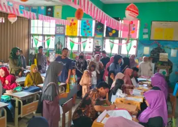 Sejumlah warga di Kecamatan Ciruas, Kabupaten Serang, sedang mendaftarkan anaknya ke Sekolah Dasar Negeri. (SIDIK/SATELITNEWS.COM)