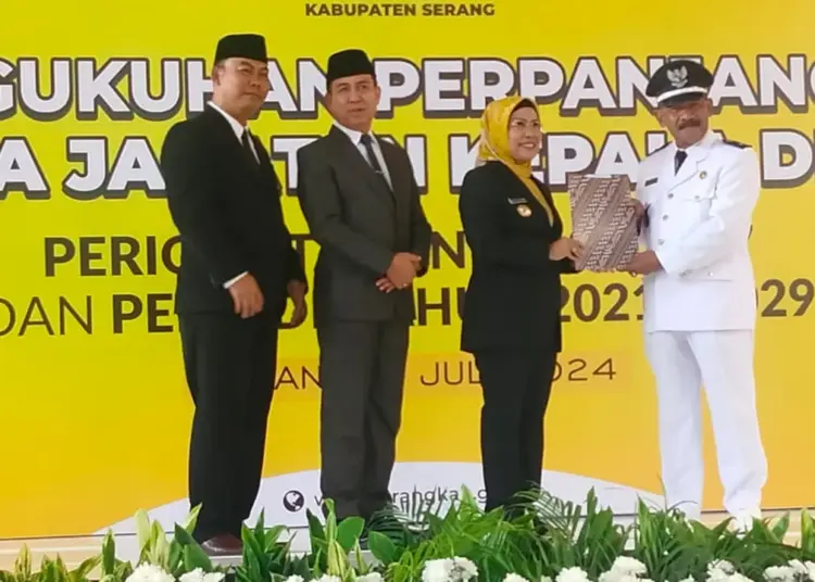 Bupati Serang Ratu Tatu Chasanah, secara resmi menyerahkan SK perpanjangan jabatan Kepala Desa. (SIDIK/SATELITNEWS.COM)