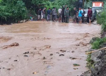 Akses transportasi masyarakat di Pulo Ampel, Kabupaten Serang, sempat terhambat akibat tergenang banjir. (ISTIMEWA)