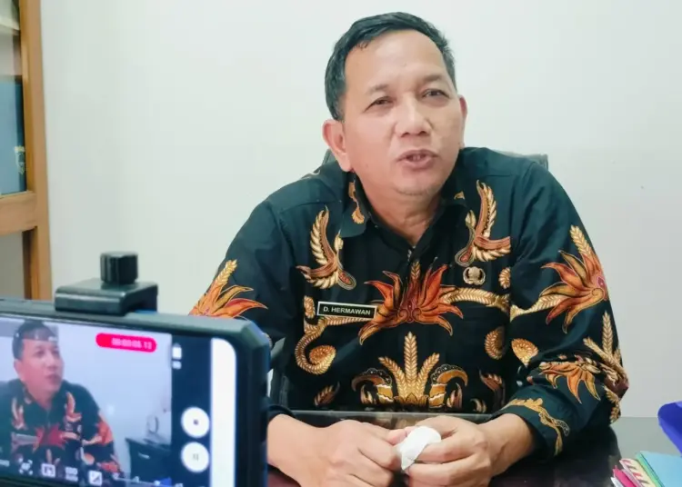 Plt Kepala DPMPD Kabupaten Pandeglang, Doni Hermawan, saat di ruang kerjanya. (ISTIMEWA)