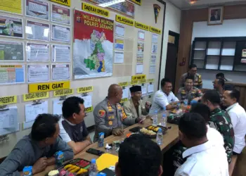 Kapolres Serang AKBP Condro Sasongko, sekaligus melakukan silaturahmi dengan tokoh agama Kemuning dan Karang Taruna Desa Cijeruk. Acara yang dikemas dalam program Ngariung Iman Ngariung Aman ini, dilaksanakan di ruang rapat Mapolres Serang, Kamis (11/7/2024). (ISTIMEWA)