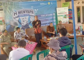 Kepala DPKP Pandeglang, M. Nasir, menyampaikan arahan kepada para petani, di acara rembug tani dan penebusan bersama di Desa Gombong, Kecamatan Panimbang, Kabupaten Pandeglang, Kamis (11/7/2024). (*ISTIMEWA)