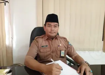 Kepala Bagian (Kabag) Kesra Setda Kabupaten Serang, Mamak Abror, di ruang kerjanya. (ISTIMEWA)