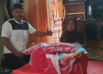 Seorang nenek, warga Kecamatan Cikeusik, Kabupaten Pandeglang, korban kebakaran berharap bantuan pembangunan rumahnya kembali, Baim dari Pemerintah Daerah maupun para dermawan. (ISTIMEWA)