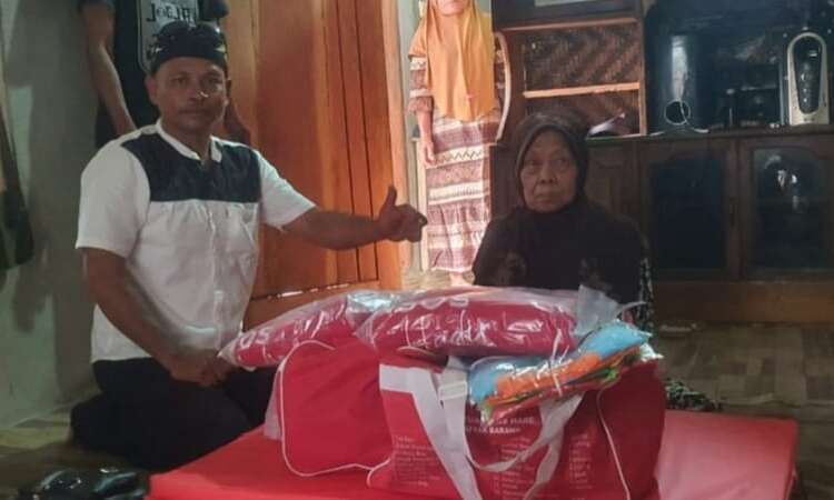 Seorang nenek, warga Kecamatan Cikeusik, Kabupaten Pandeglang, korban kebakaran berharap bantuan pembangunan rumahnya kembali, Baim dari Pemerintah Daerah maupun para dermawan. (ISTIMEWA)