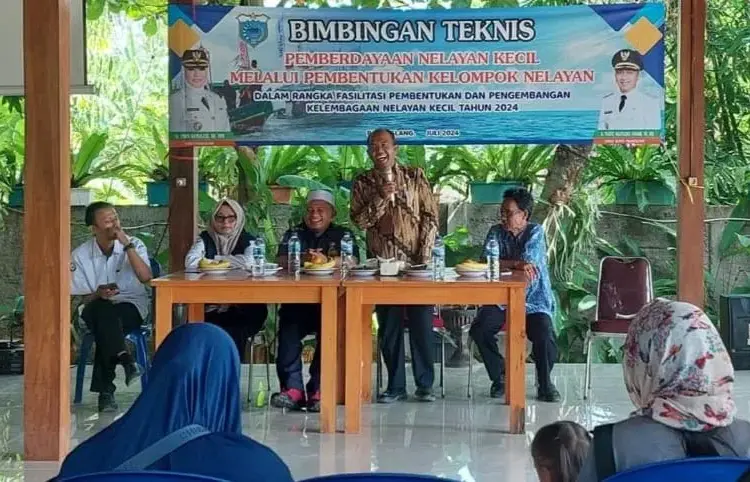 Plt Kepala Dinas Perikanan Kabupaten Pandeglang, M. Nasir, menyampaikan sambutan. (ISTIMEWA)