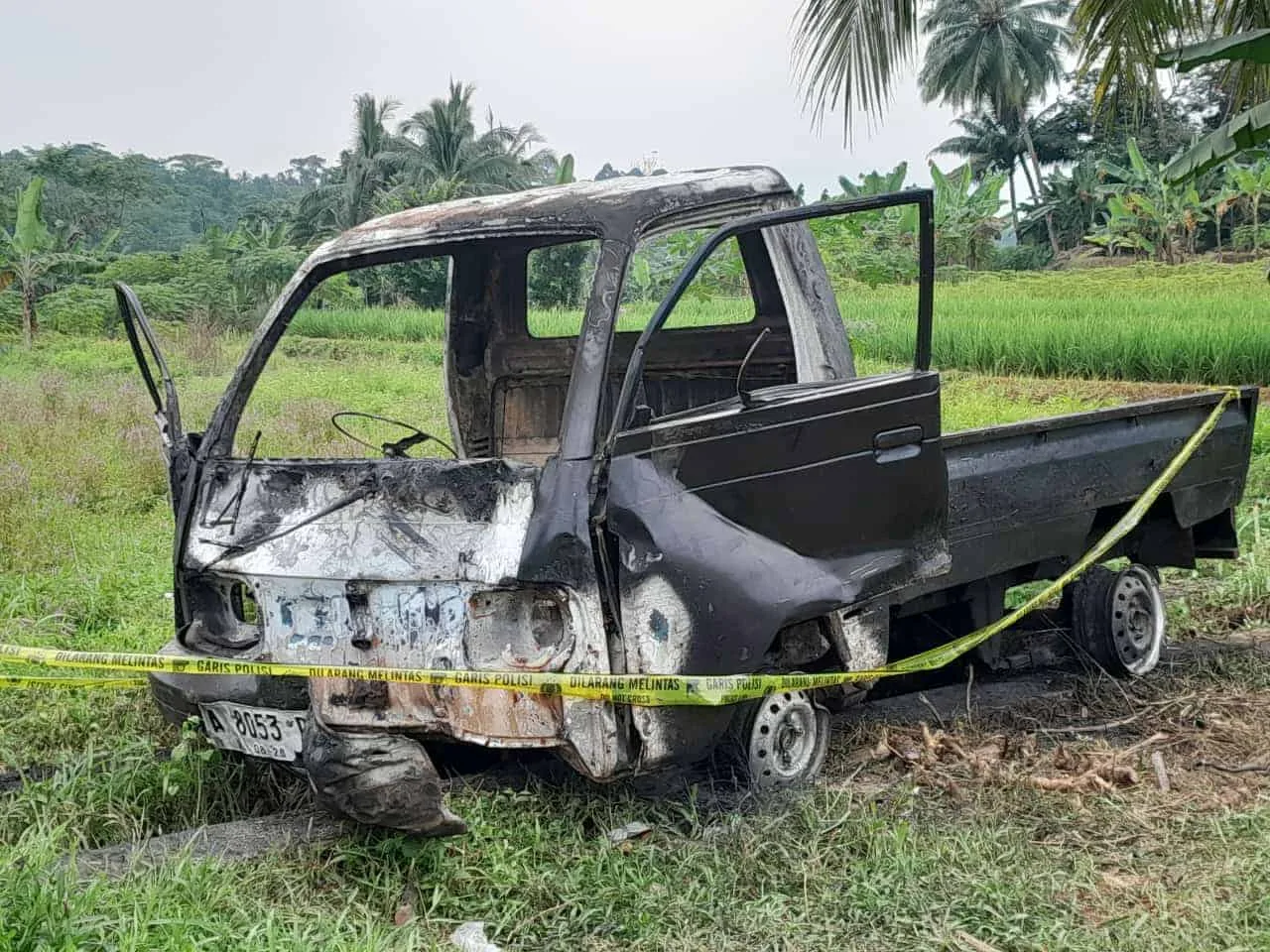 Mobil pengangkut hewan ternak curian, diduga dibakar warga di Kecamatan Jiput, Kabupaten Pandeglang. (ISTIMEWA)