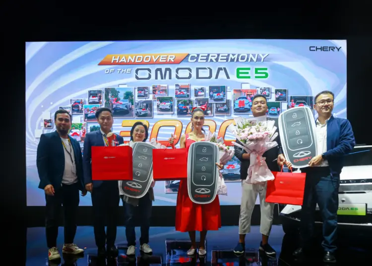 PT Chery Sales Indonesia (CSI) secara simbolis menyerahkan kunci 3.000 unit OMODA E5 kepada konsumen di Indonesia. (ISTIMEWA)