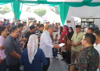 Benyamin Serahkan Sertifikat BNSP Hingga Gerobak di Ajang Gebyar Koperasi dan UMKM 2024