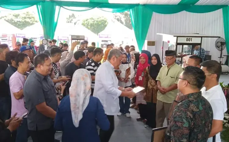 Benyamin Serahkan Sertifikat BNSP Hingga Gerobak di Ajang Gebyar Koperasi dan UMKM 2024