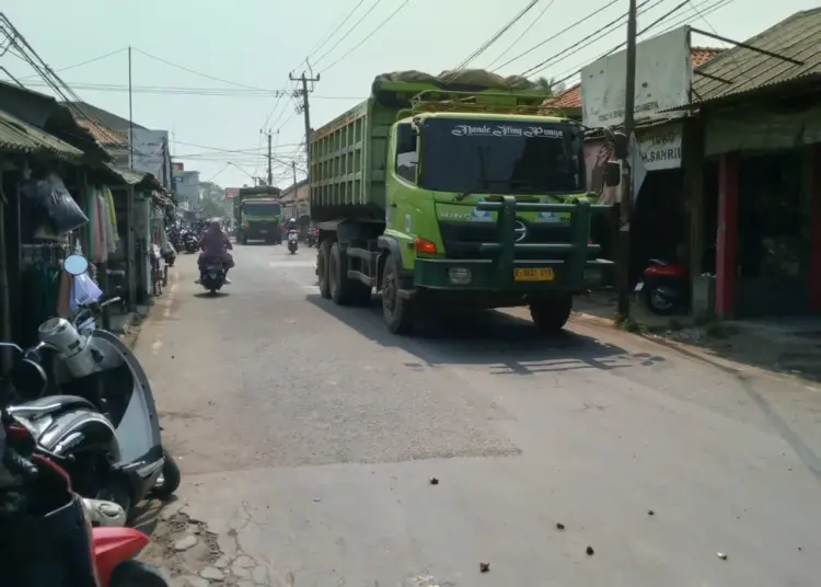 Bebas Lalu Lalang, Truk Tanah Semakin Tak Terkendali di Kabupaten Tangerang 