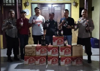 Personel Unit Reskrim Polsek Ciruas, Polres Serang, mengamankan ratusan botol miras dari toko kelontongan. (ISTIMEWA)