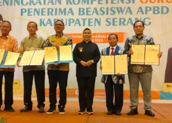 Bupati Serang Ratu Tatu Chasanah, melakukan penandatanganan kerjasama dengan dua perguruan tinggi, yang ada di Banten. (ISTIMEWA)